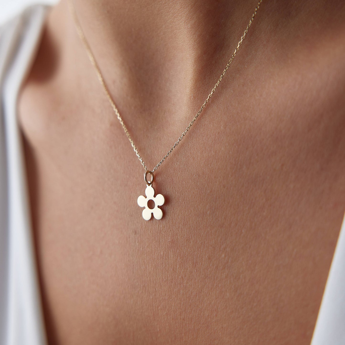 Elegant 14K gold daisy pendant necklace for everyday wear