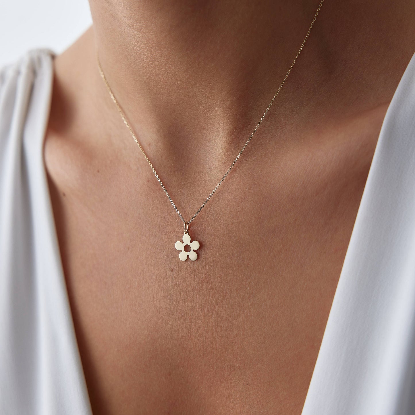 Minimalist 14K gold daisy charm necklace