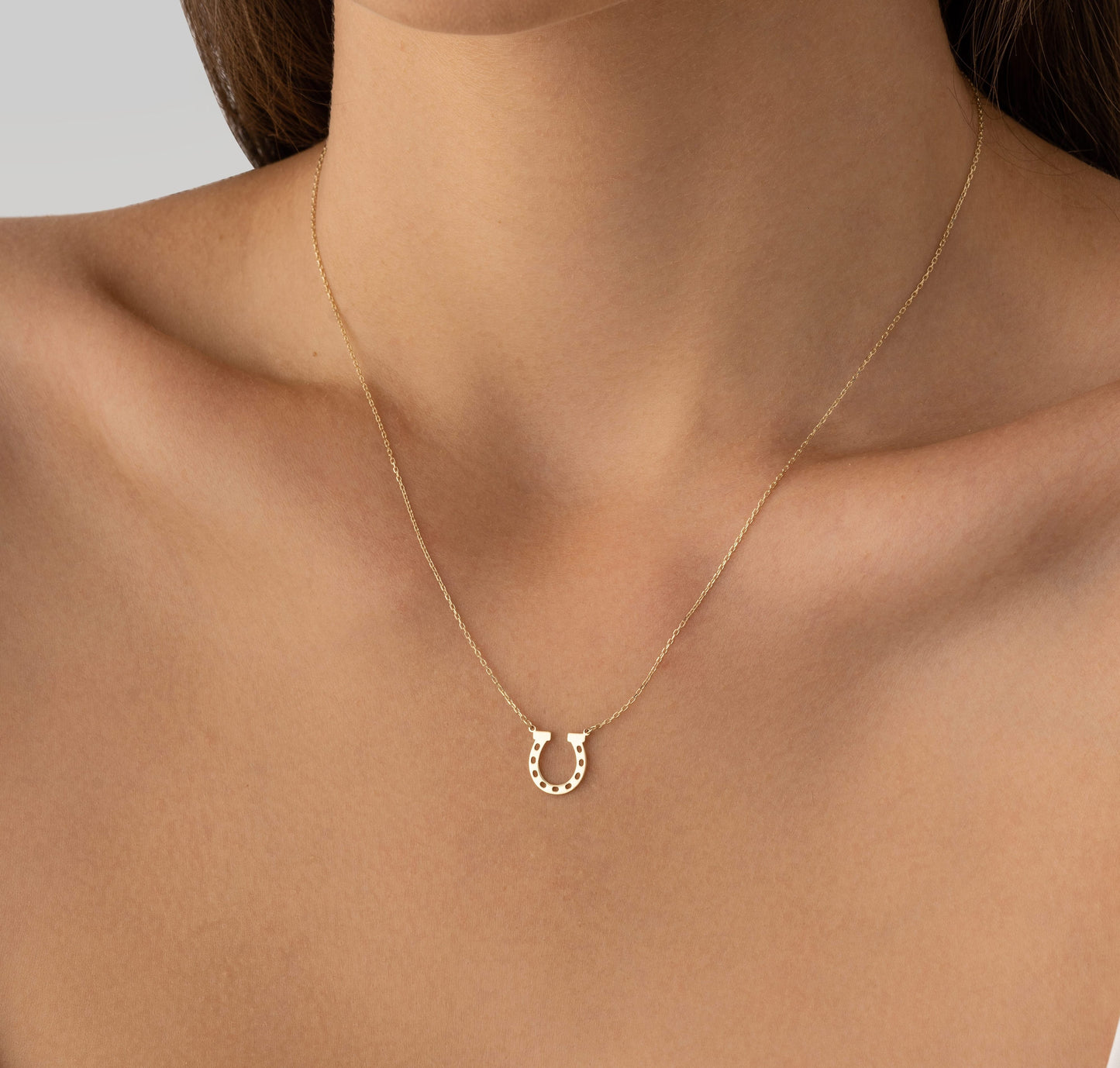 solid gold dainty horseshoe pendant necklace