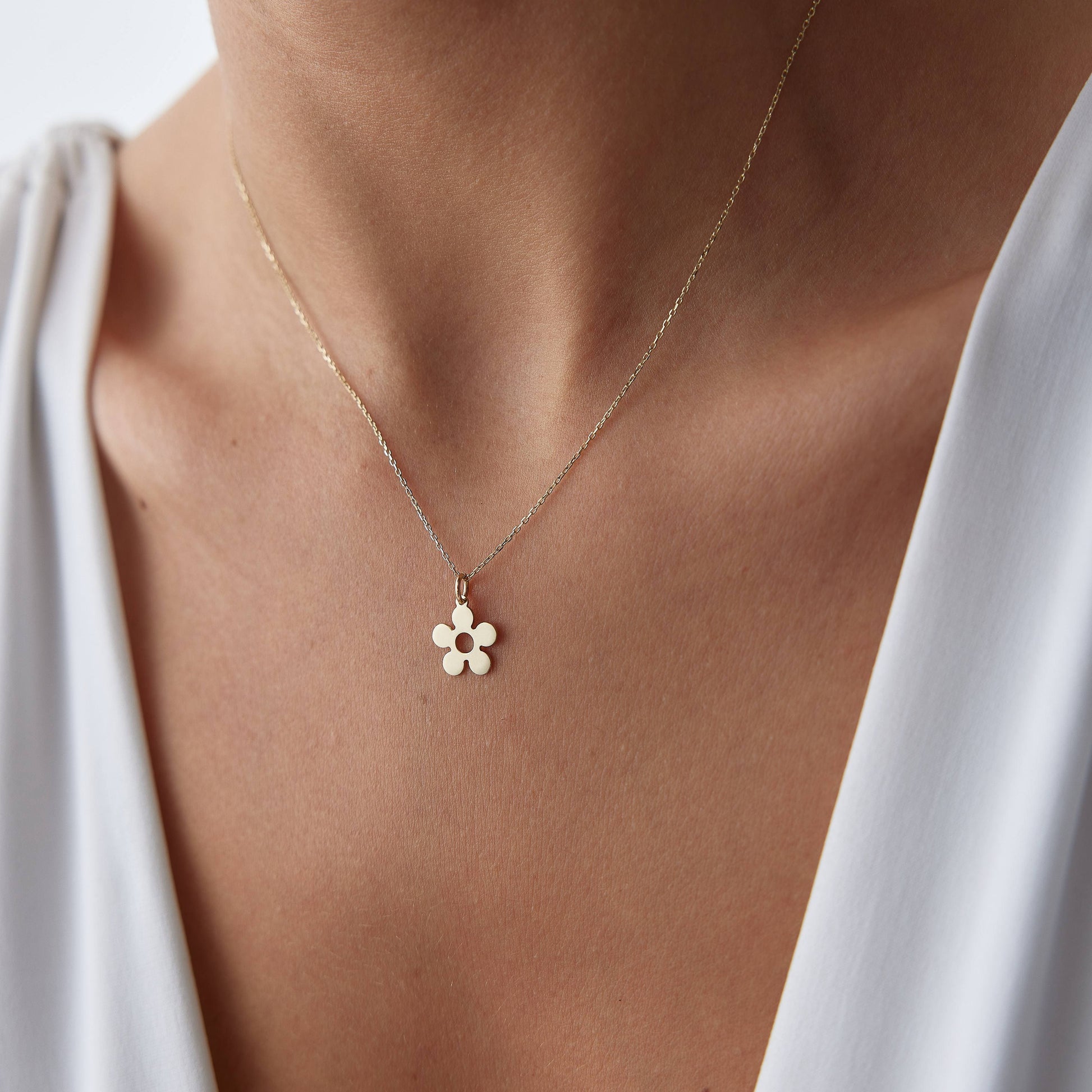 Elegant floral 14K gold daisy necklace for everyday wear