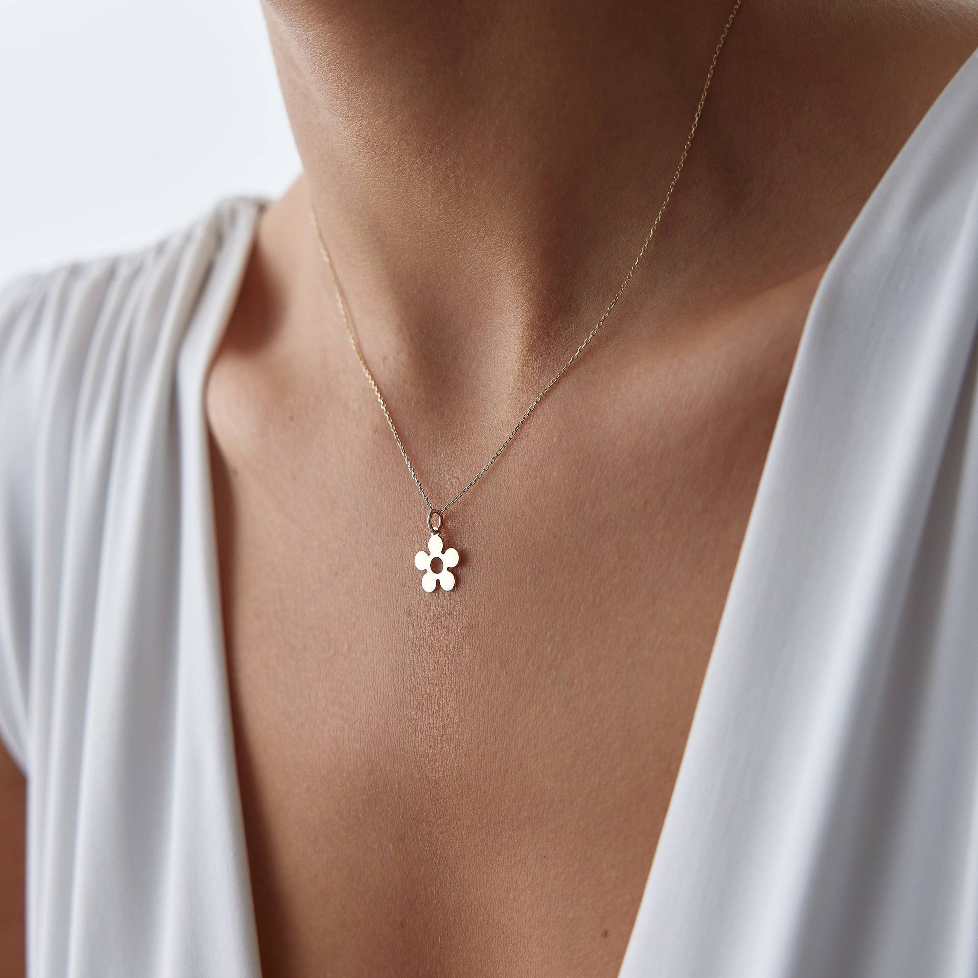 Timeless gold daisy necklace with intricate flower design

