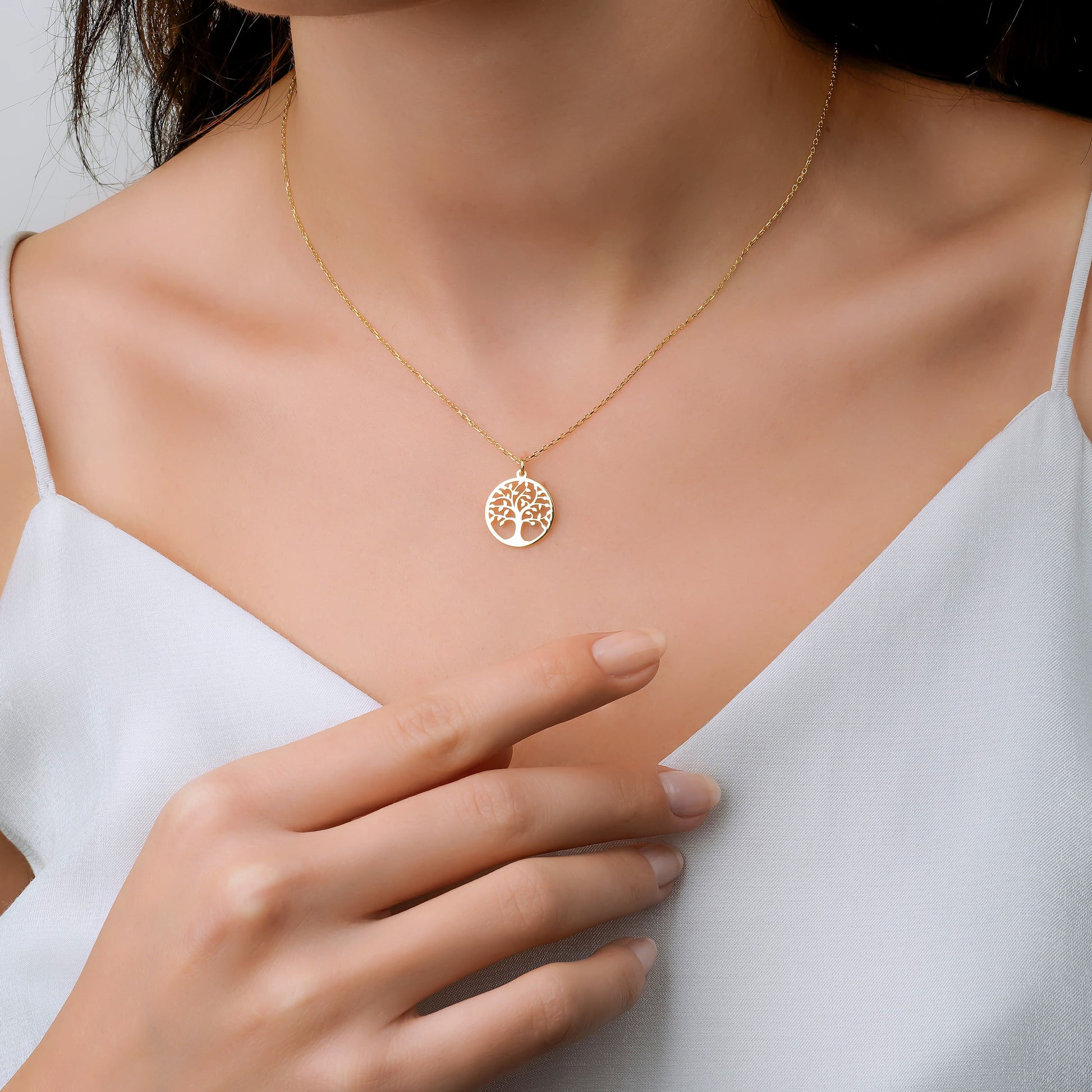Dainty family medallion pendant necklace